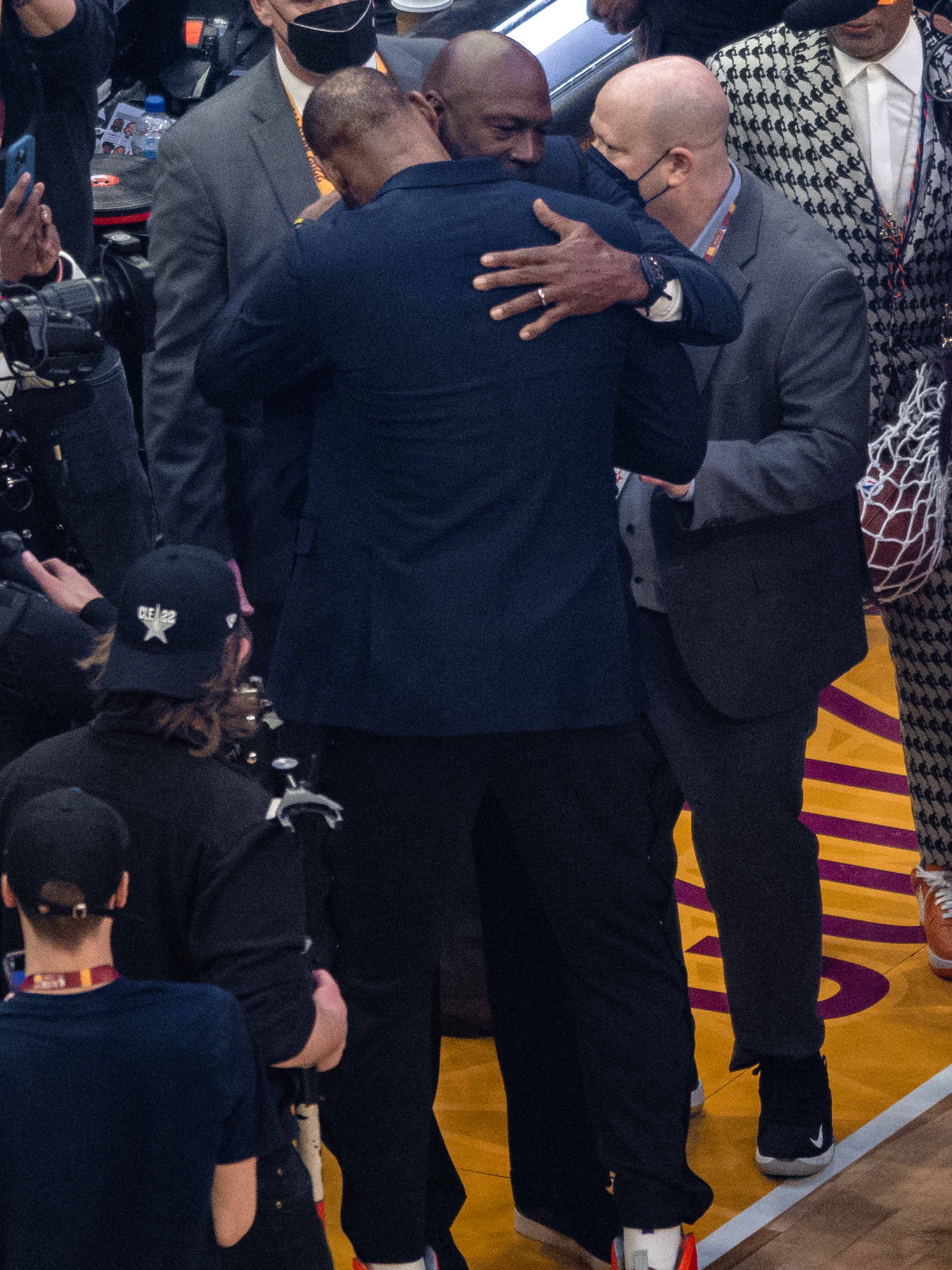 LeBron James vs Michael Jordan: Which Is Better for Collectors?