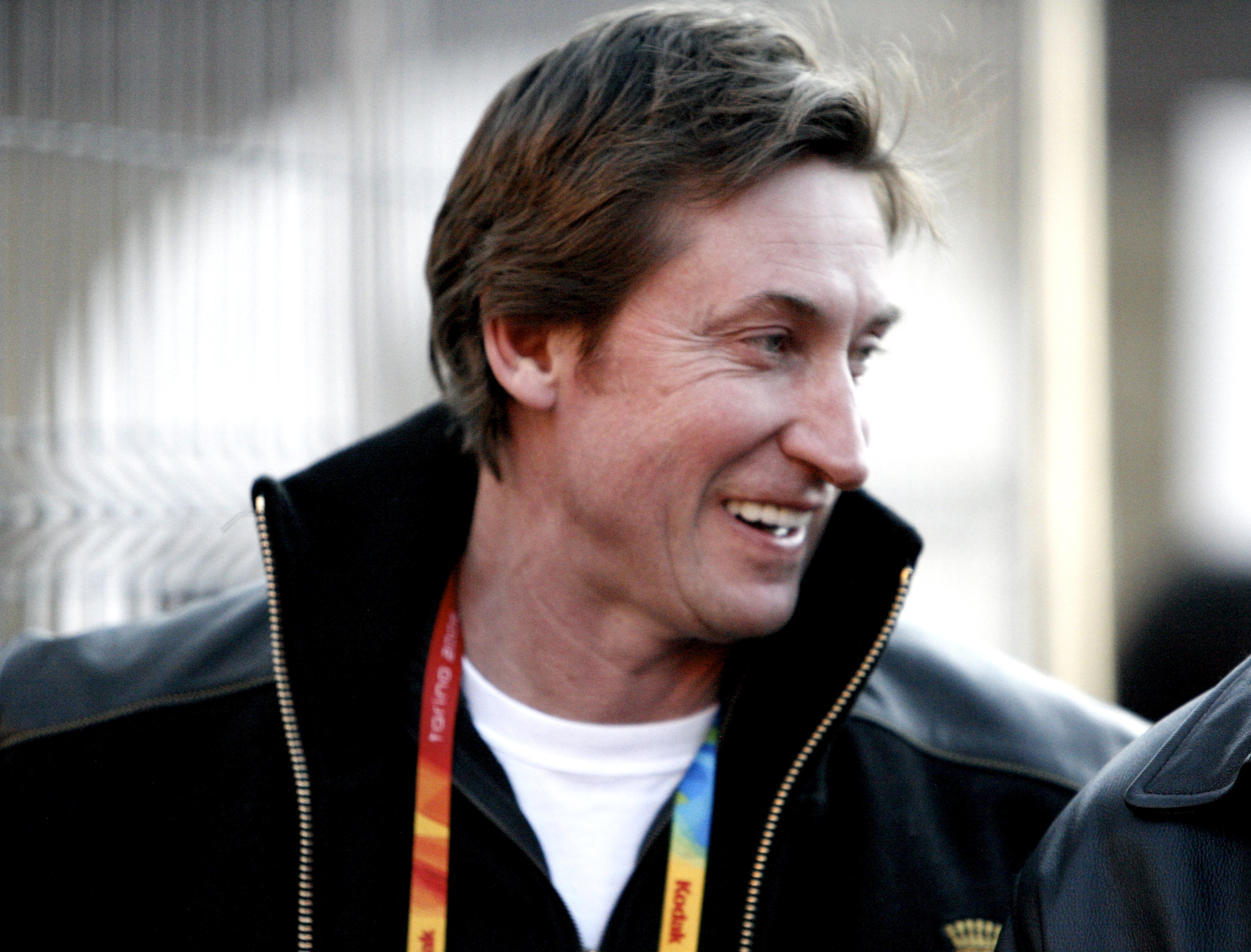 Wayne Gretzky vs Mario Lemieux: Which Is Better for Collectors?